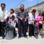 En CDMX Mue3re conductor al caer con su taxi de un puente vehicular sobre Periférico Norte.
