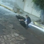 Se impacta contra vehículo.